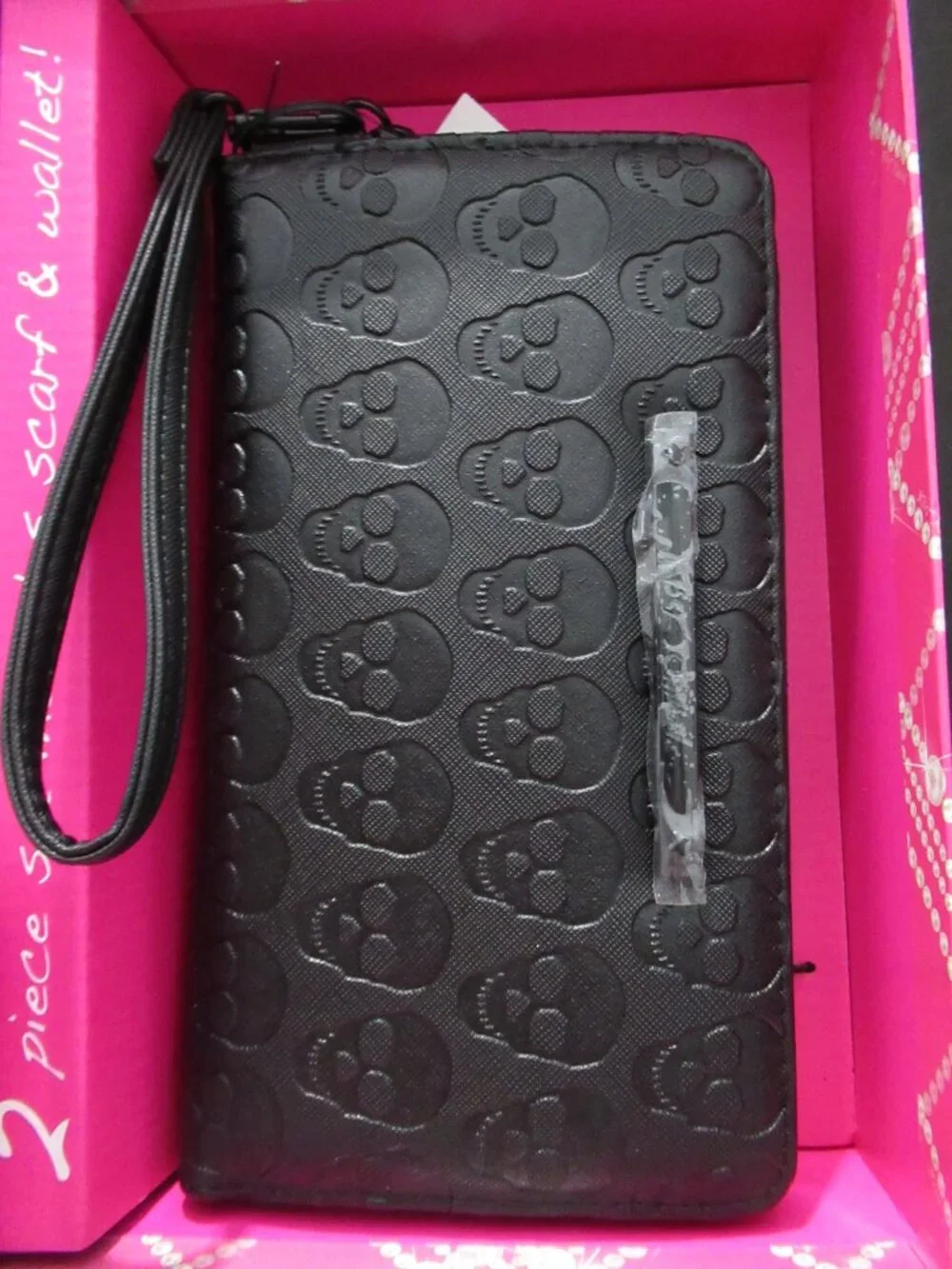 NIB Betsey Johnson 2pc Gift Set, Scarf & Embossed Skull Wallet Black Zip Around